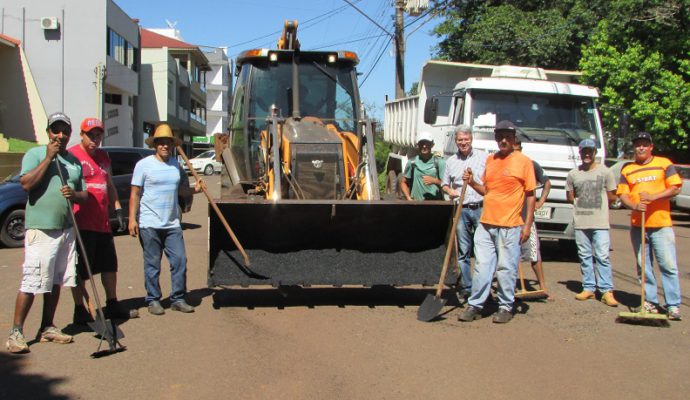 Prefeito em exercício Adroaldo acompanha obras de recuperação de ruas