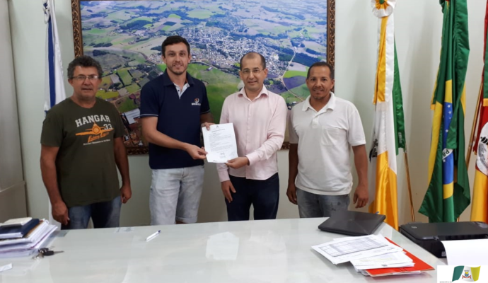 Administração Municipal assina contrato para calçamento da rua Sabino Fiorentin