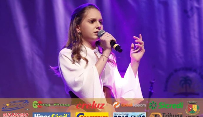 Bianca Berton Largo traz para Constantina o segundo lugar na Categoria “Piá” do 17º Carijinho da Canção Gaúcha