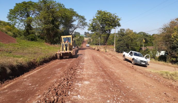 Secretaria de Obras realiza melhoria de estradas e troca de pontilhões