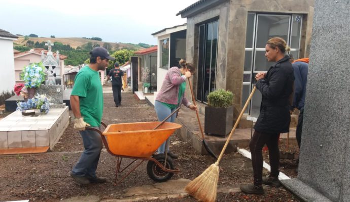 Secretaria de Obras e Projeto Ação Comunitária realizam mutirão de limpeza no cemitério