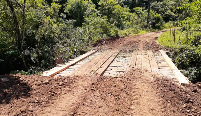 Secretaria de Obras realiza reforma em ponte da Linha Savaris