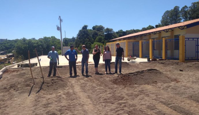 Prefeito Gerri, Vice-Prefeito Adroaldo e equipe da SMEC visitam obras de conclusão da nova escola