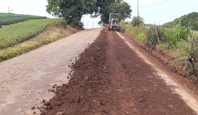 Secretaria de Obras realiza melhorias na estrada que liga Constantina a Engenho Velho