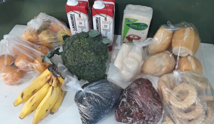 Secretaria de Educação entrega 725 Kits de Alimentos para alunos da Rede Municipal