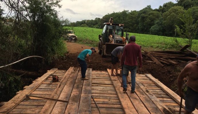 Secretaria de Obras recupera ponte da Linha Scolari e dá continuidade a trabalhos no interior