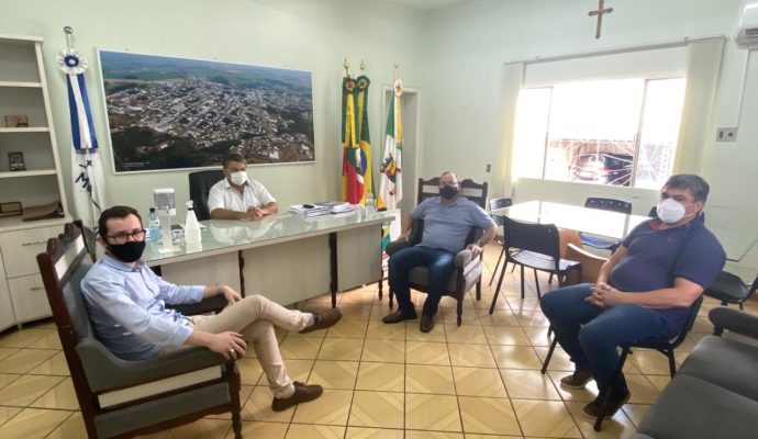 Poderes Executivo e Legislativo debatem busca de recursos para saúde do município