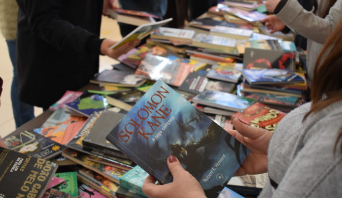 Escola Santa Júlia Billiart recebe mais de 300 obras literárias