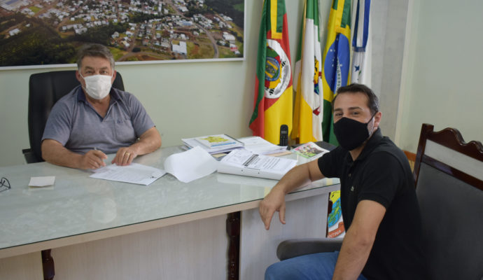 Assinado contrato de execução da obra de reforma da quadra poliesportiva do Distrito de Barra Curta Baixa