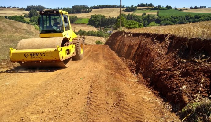 Secretaria de Obras realiza melhorias em estradas de lavoura