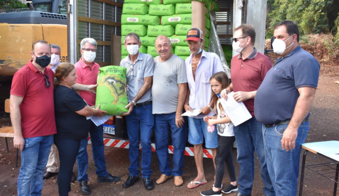 Auxílio em função da estiagem: Município realiza doação de milheto a produtores afetados