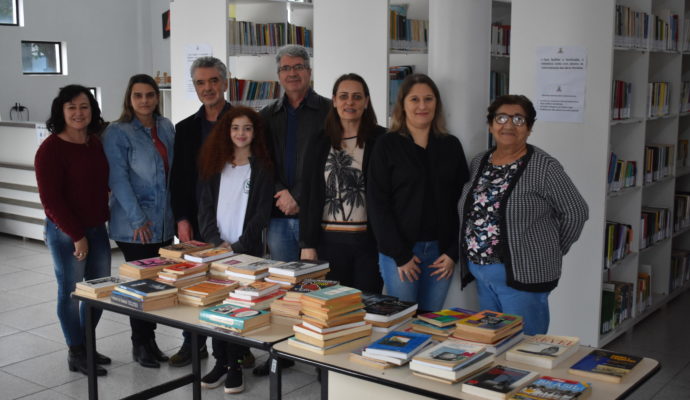 Jornalista constantinense doa mais de 120 livros para acervo da biblioteca municipal