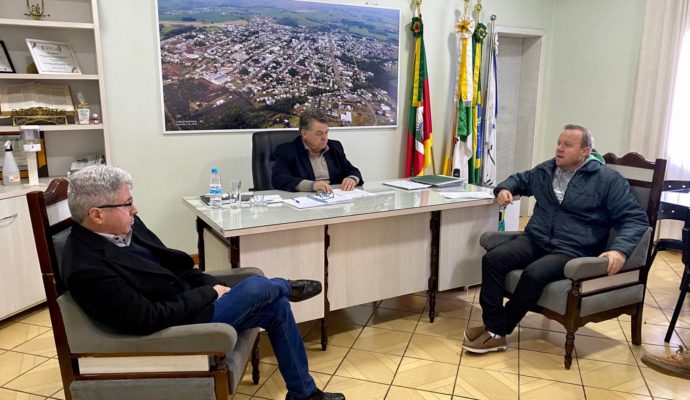 Executivo e Legislativo debatem projetos e assuntos de interesse do município