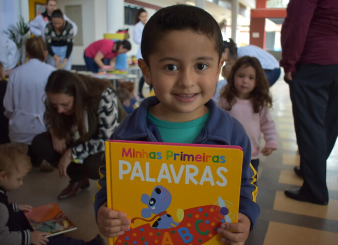 Administração Municipal realiza entrega de mais de 2 mil livros e materiais para escolas