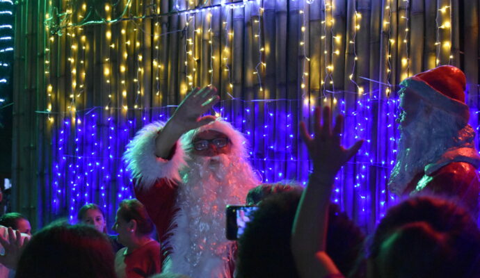 Chegada do Papai Noel e acender das luzes reúnem comunidade na Praça Getúlio Vargas